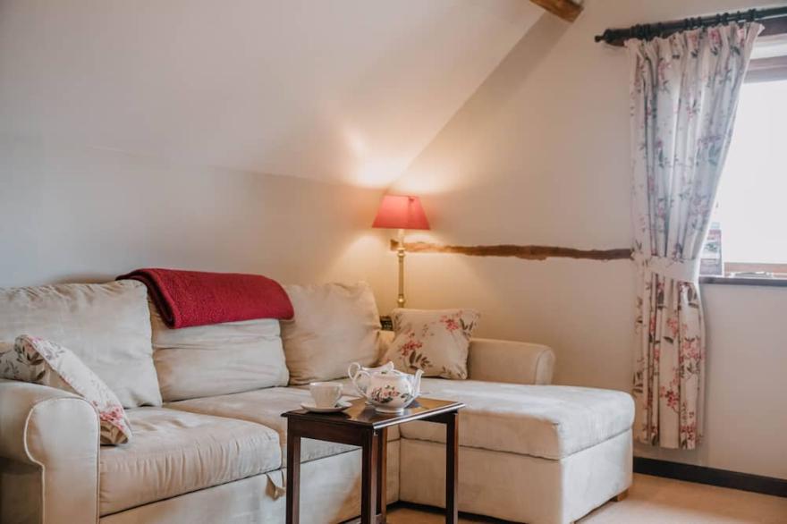 STARGAZER'S LOFT, romantic, character holiday cottage in Hay-On-Wye