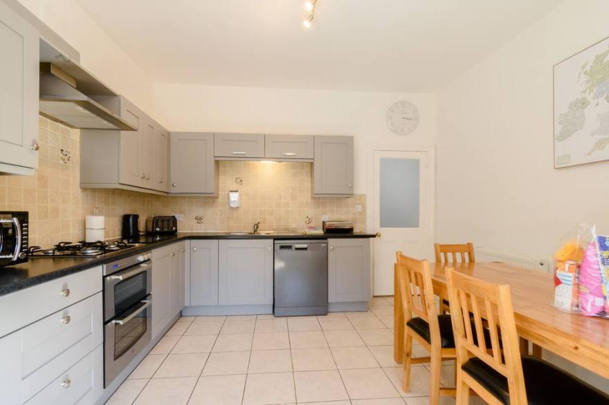 1 ROXBY TERRACE, family friendly, with open fire in Thornton-Le-Dale