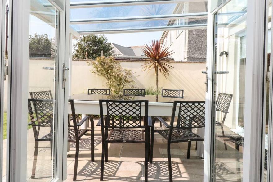 RIDGEBACK HOUSE, family friendly, with a garden in Helston