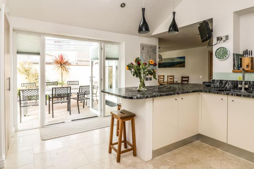 RIDGEBACK HOUSE, family friendly, with a garden in Helston
