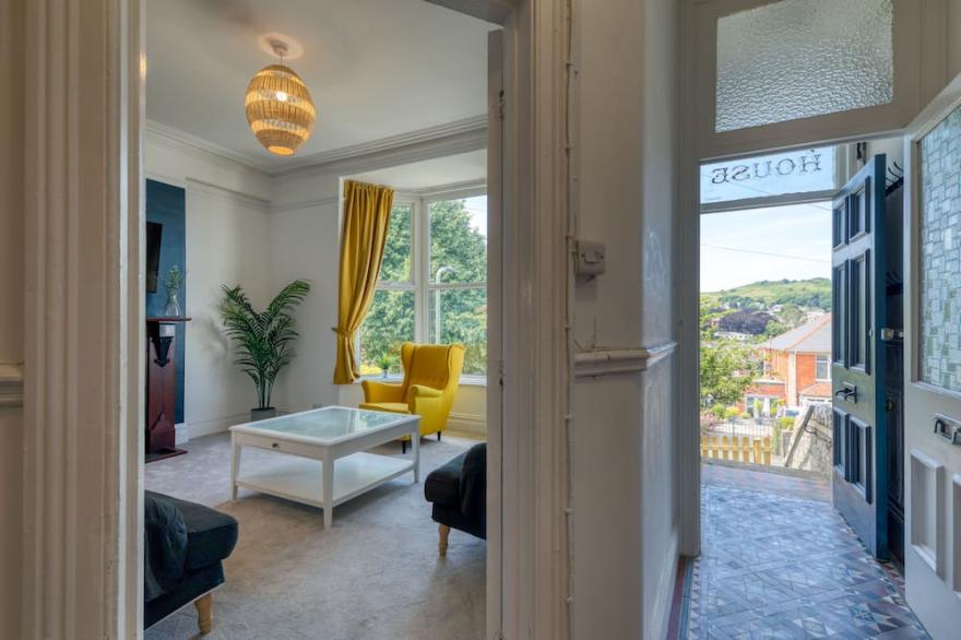 4 Bed close to High Street, Shops, Harbour & Beach