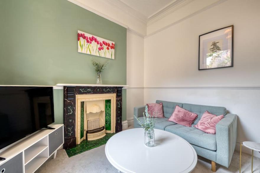 4 Bed close to High Street, Shops, Harbour & Beach