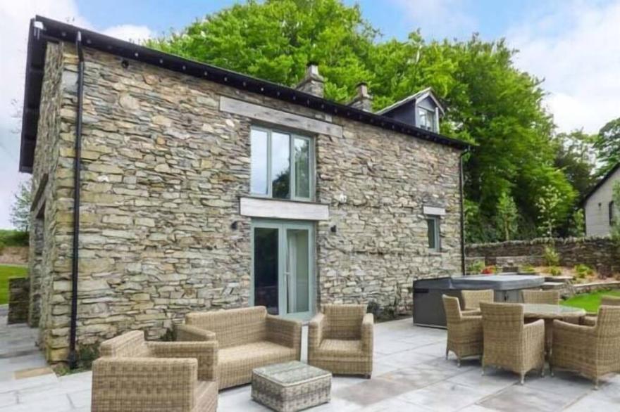 KEEPERS COTTAGE, family friendly, with hot tub in Backbarrow