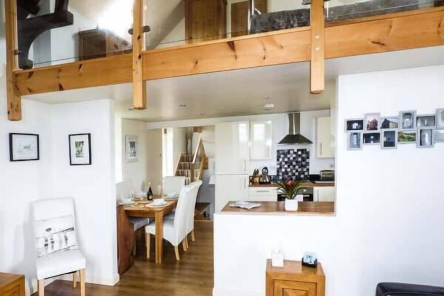 EGLWYS ST CYNFIL, family friendly, with a garden in Pwllheli