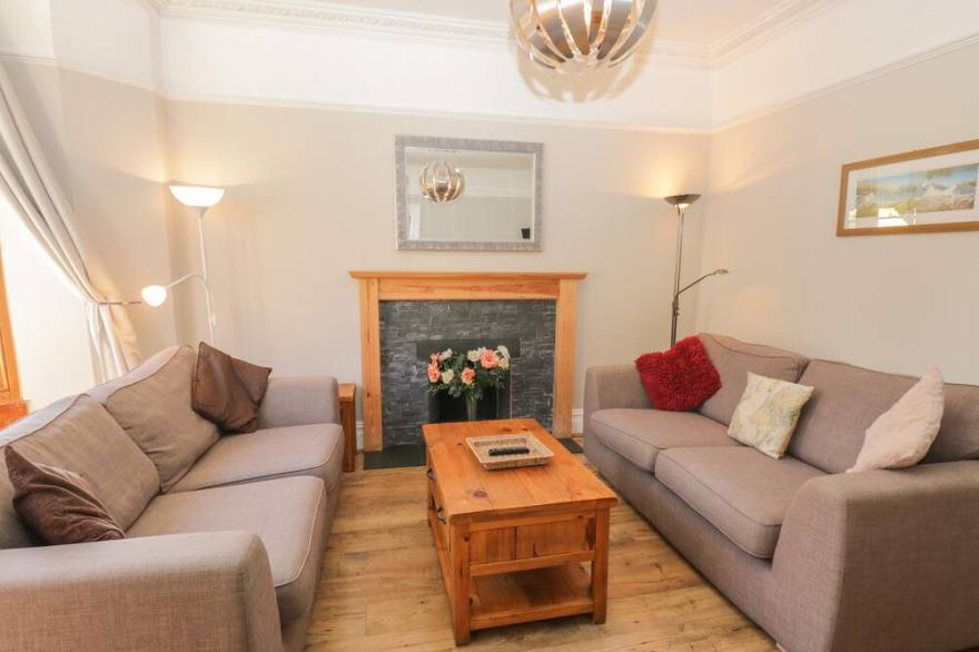 48 OAK STREET, pet friendly, with a garden in Bowness-On-Windermere