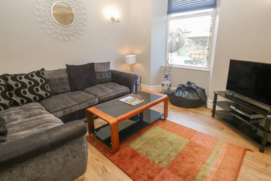 48 OAK STREET, pet friendly, with a garden in Bowness-On-Windermere