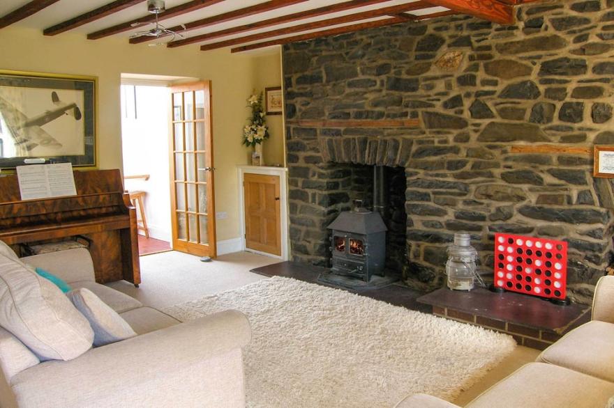 GLYNMOOR, family friendly, character holiday cottage in Llanrhystud