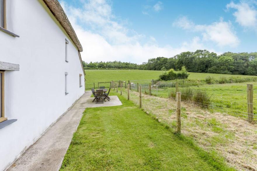 GROVES FISHLEIGH, pet friendly, with open fire in Hatherleigh