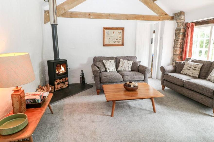 TREVERBYN SMITHY, pet friendly, character holiday cottage in St Neot