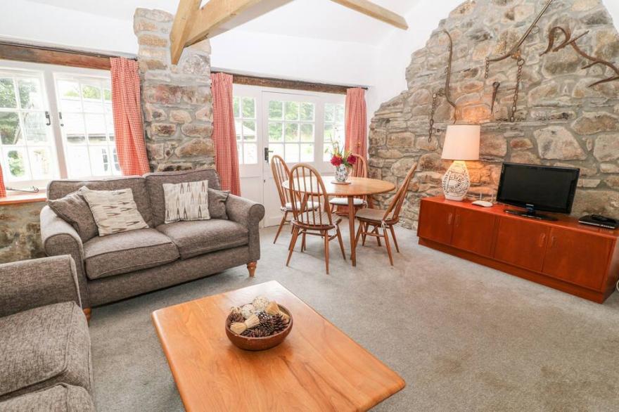 TREVERBYN SMITHY, pet friendly, character holiday cottage in St Neot