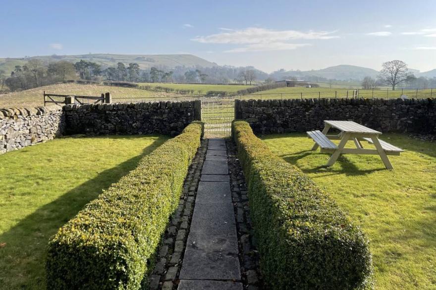 Raikes Barn, Dog Friendly cottage Sleeping 4, Set in the Beautiful Peak District, Hartington