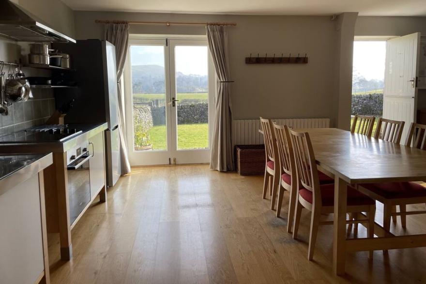 Raikes Barn, Dog Friendly cottage Sleeping 4, Set in the Beautiful Peak District, Hartington