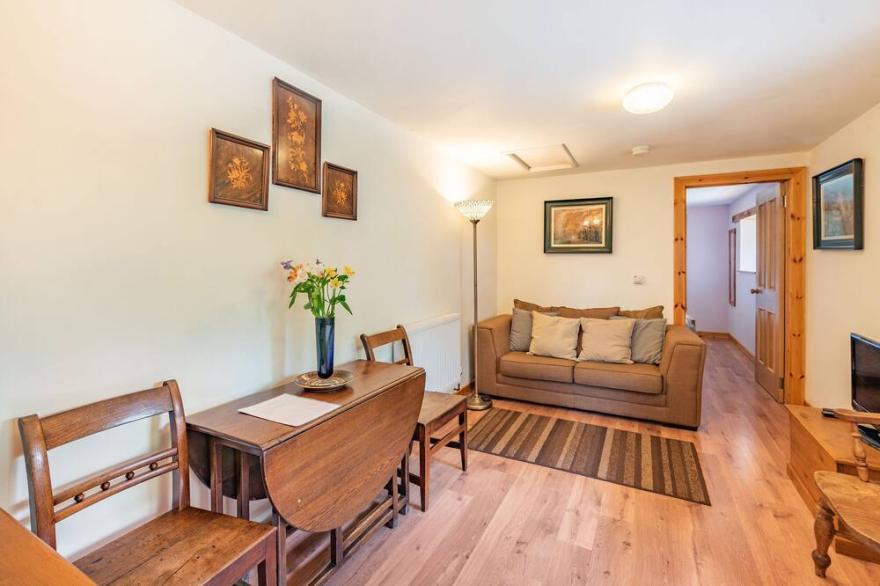 CILWEN FACH, country holiday cottage, with a garden in Cynwyl Elfed