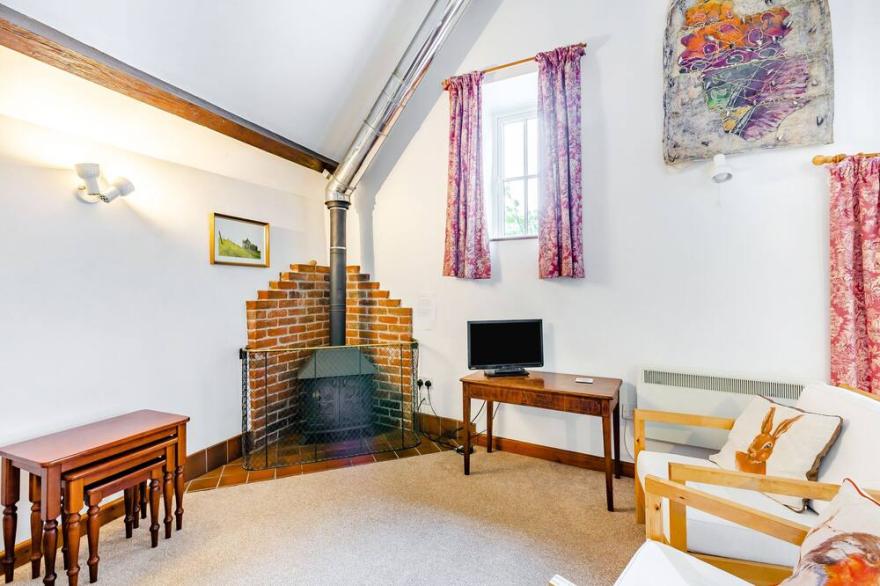 THE OLD BULL STALL, pet friendly, with a garden in Penselwood