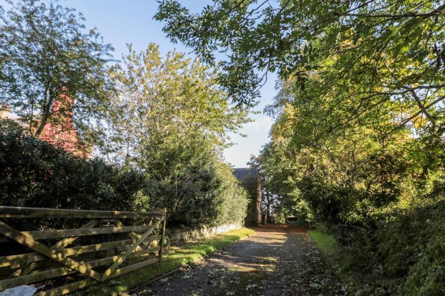 VICARAGE COTTAGE, pet friendly, with open fire in Lucker