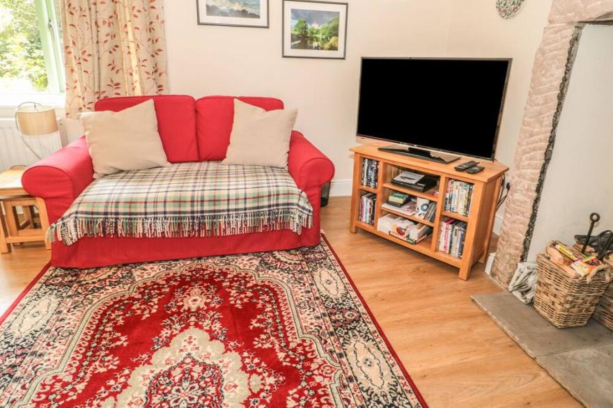 VICARAGE COTTAGE, pet friendly, with open fire in Lucker