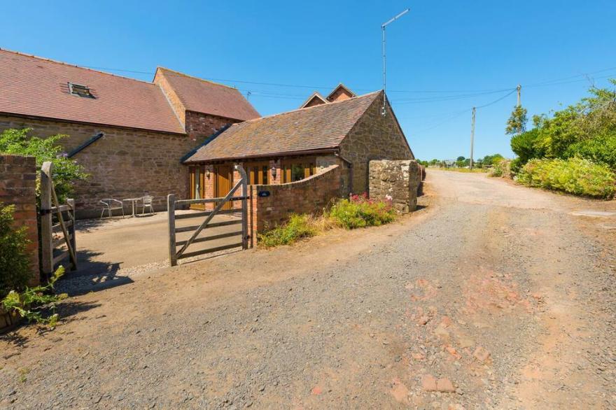 THE BYRE, character holiday cottage, with a garden in Billingsley