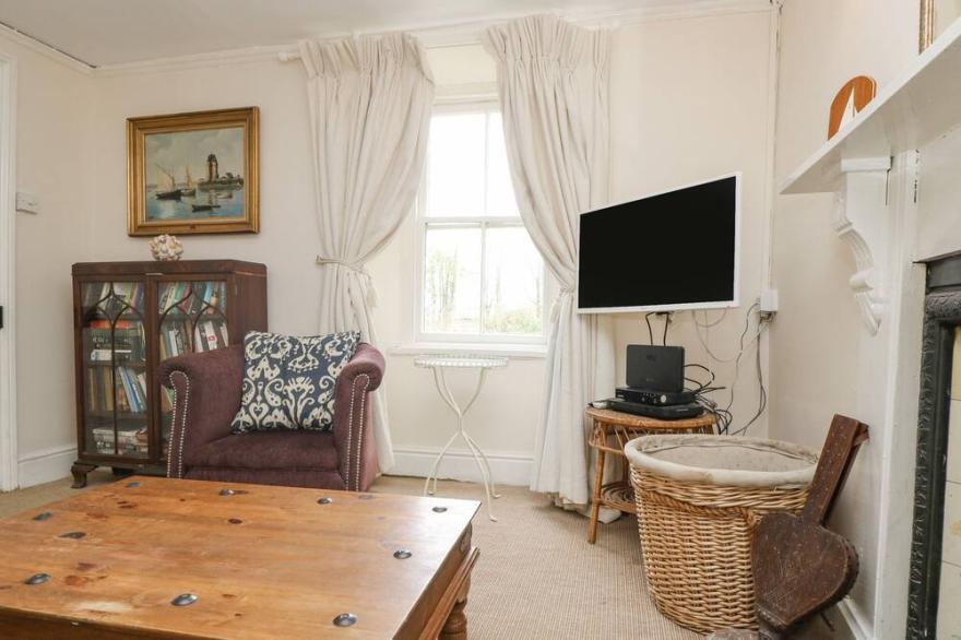 LITTLE CHYCOOSE, pet friendly, country holiday cottage in Truro