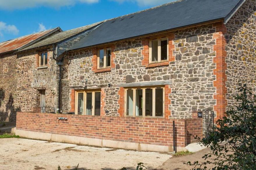 SALTERS, pet friendly, character holiday cottage in Crediton