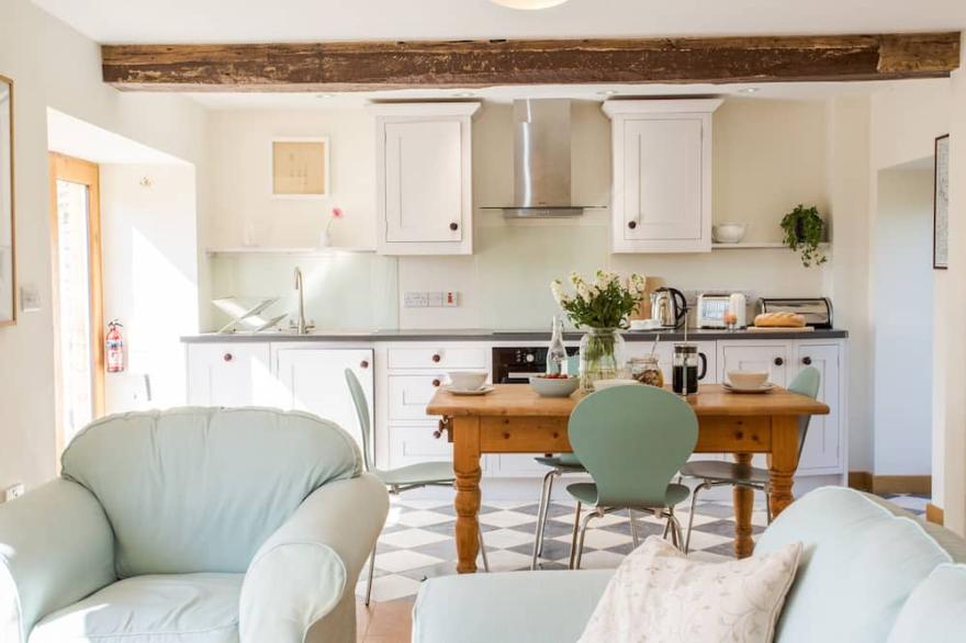 SALTERS, pet friendly, character holiday cottage in Crediton