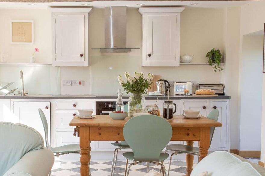 SALTERS, pet friendly, character holiday cottage in Crediton