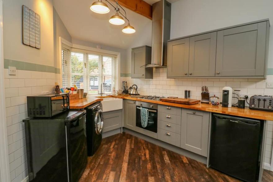 THE OLD WAGON SHED, pet friendly, with hot tub in Leven Near Beverley