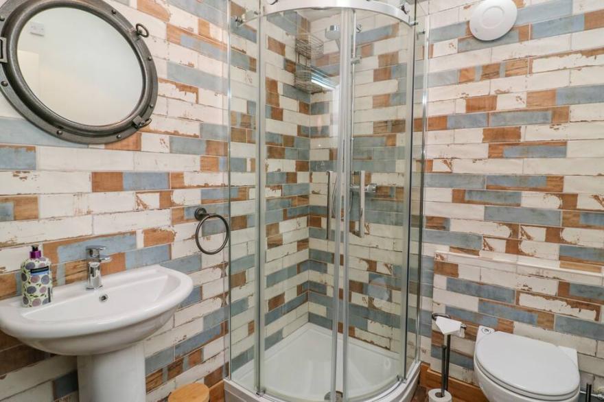 THE OLD WAGON SHED, pet friendly, with hot tub in Leven Near Beverley