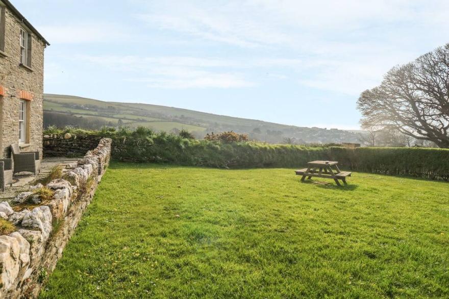 HOME FARM COTTAGE, family friendly, with open fire in Boscastle