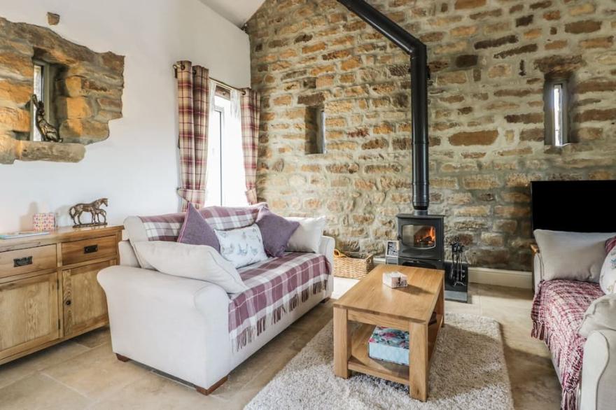 COTTAGE VAL, pet friendly, character holiday cottage in Ravenscar