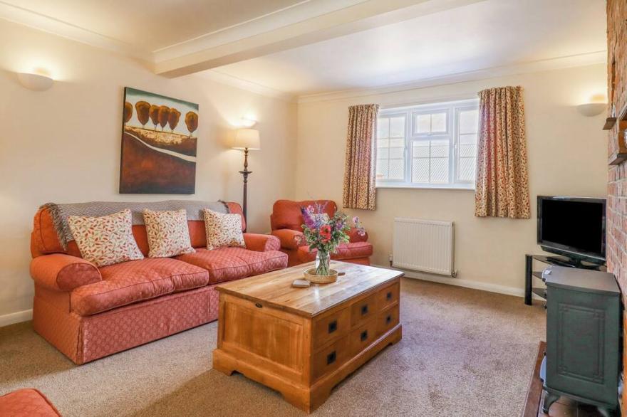 REDWOOD COTTAGE, family friendly, with a garden in Kimbolton