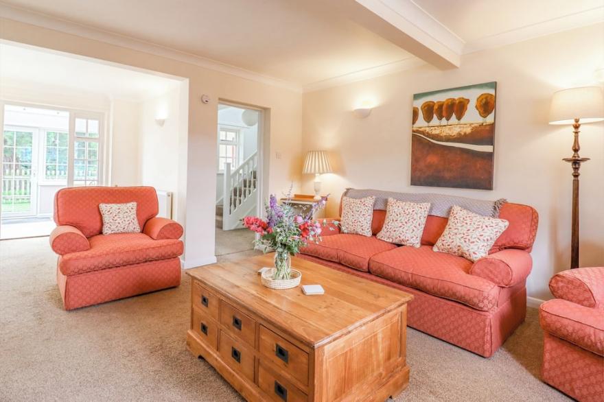 REDWOOD COTTAGE, family friendly, with a garden in Kimbolton