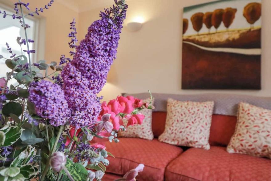 REDWOOD COTTAGE, family friendly, with a garden in Kimbolton