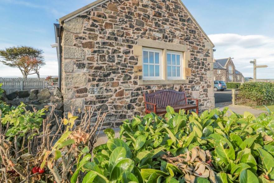 LONG CART COTTAGE, family friendly, with pool in Embleton
