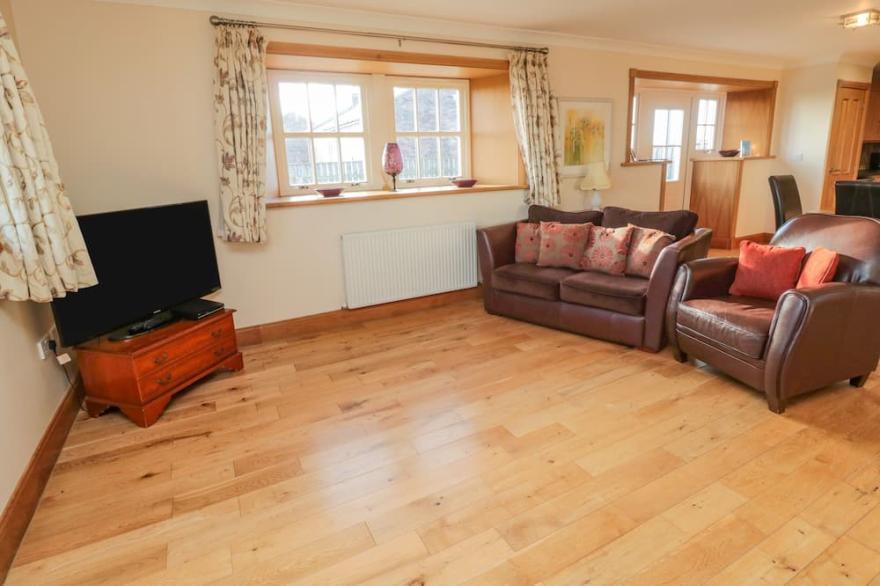 LONG CART COTTAGE, family friendly, with pool in Embleton