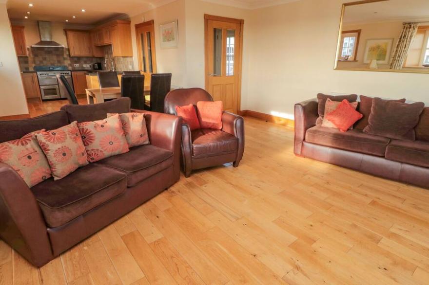 LONG CART COTTAGE, family friendly, with pool in Embleton