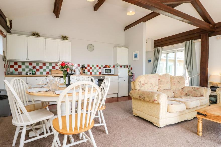 SWALLOWS, family friendly, country holiday cottage in Ventnor