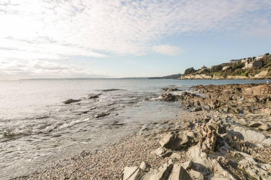 PUFFIN COTTAGE, country holiday cottage, with open fire in St Mawes