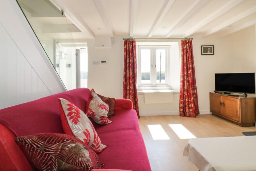 PUFFIN COTTAGE, country holiday cottage, with open fire in St Mawes