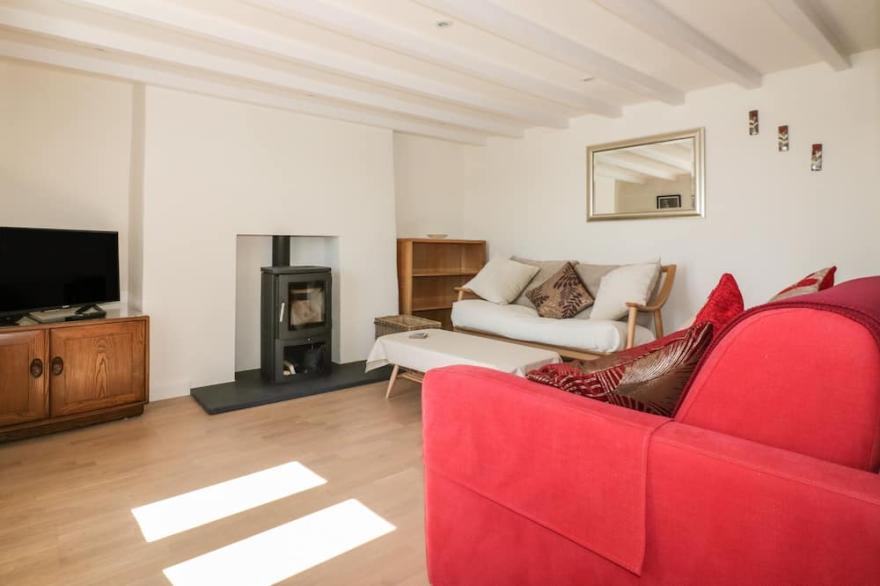 PUFFIN COTTAGE, country holiday cottage, with open fire in St Mawes