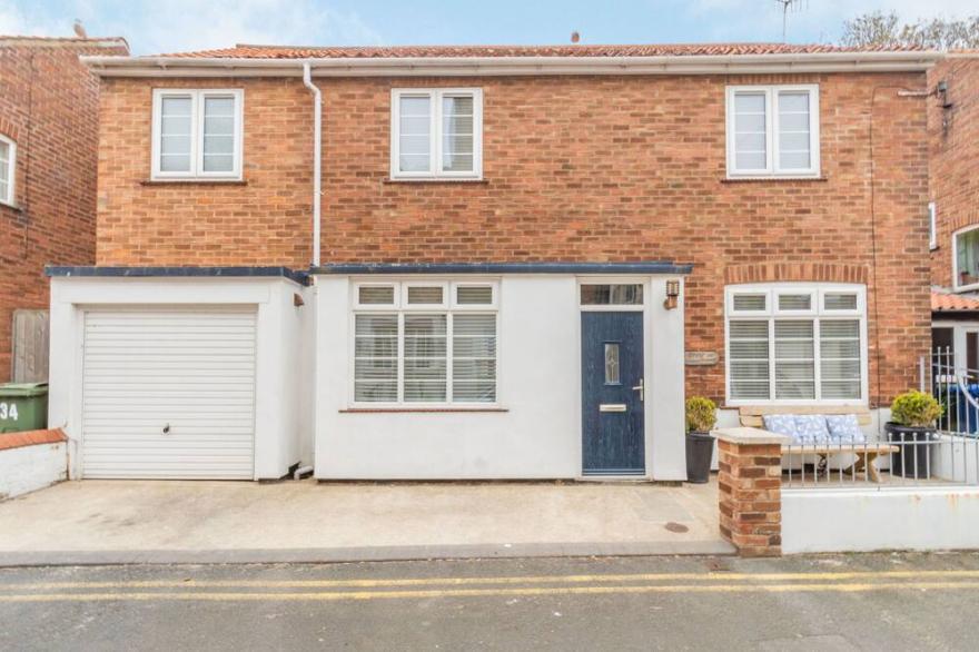 QUAYSIDE HOUSE, family friendly, with a garden in Scarborough