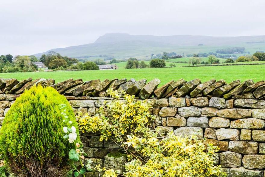 HAZELWOOD COTTAGE, with a garden in Ingleton