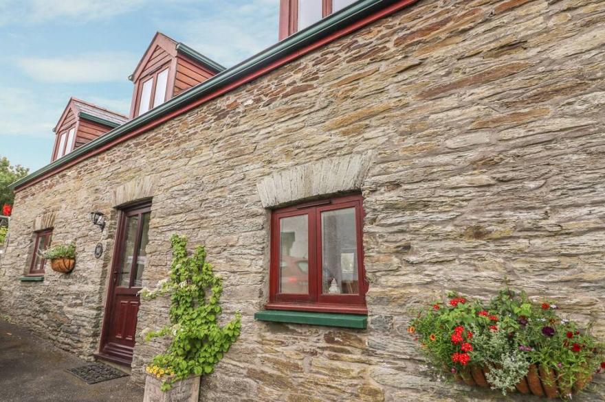 CHERRY COTTAGE, pet friendly, with hot tub in Newcastle Emlyn
