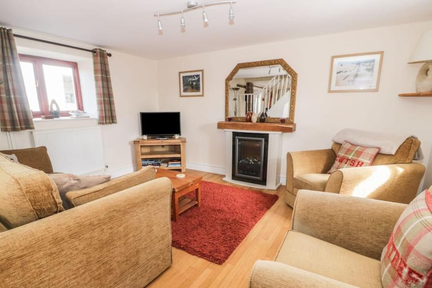 CHERRY COTTAGE, pet friendly, with hot tub in Newcastle Emlyn