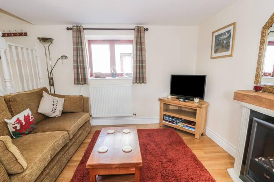 CHERRY COTTAGE, pet friendly, with hot tub in Newcastle Emlyn