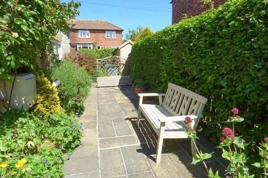 LYNDALE COTTAGE, family friendly, with open fire in Robin Hood’s Bay