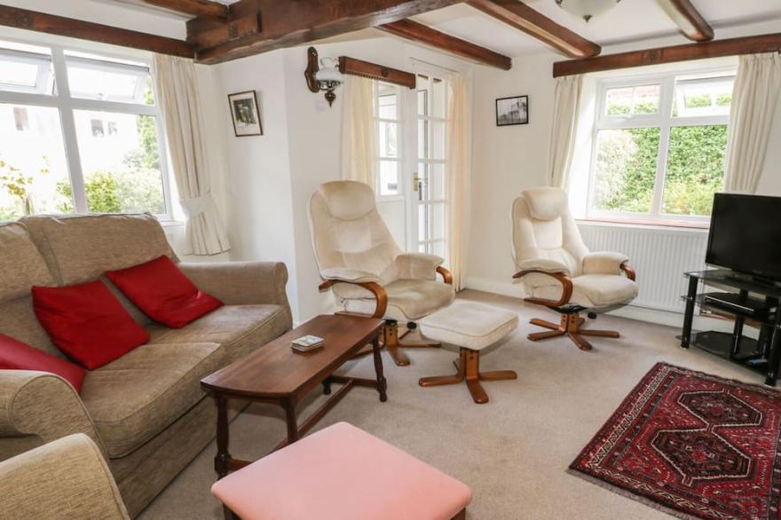 LYNDALE COTTAGE, family friendly, with open fire in Robin Hood’s Bay