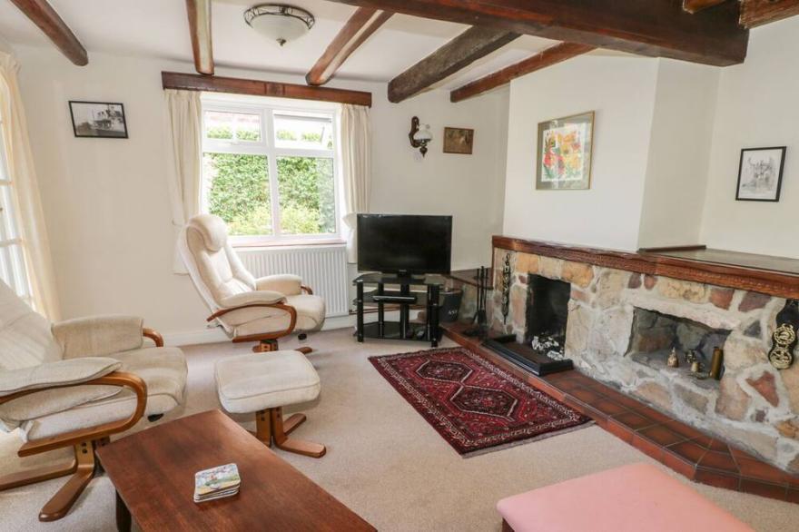 LYNDALE COTTAGE, family friendly, with open fire in Robin Hood’s Bay