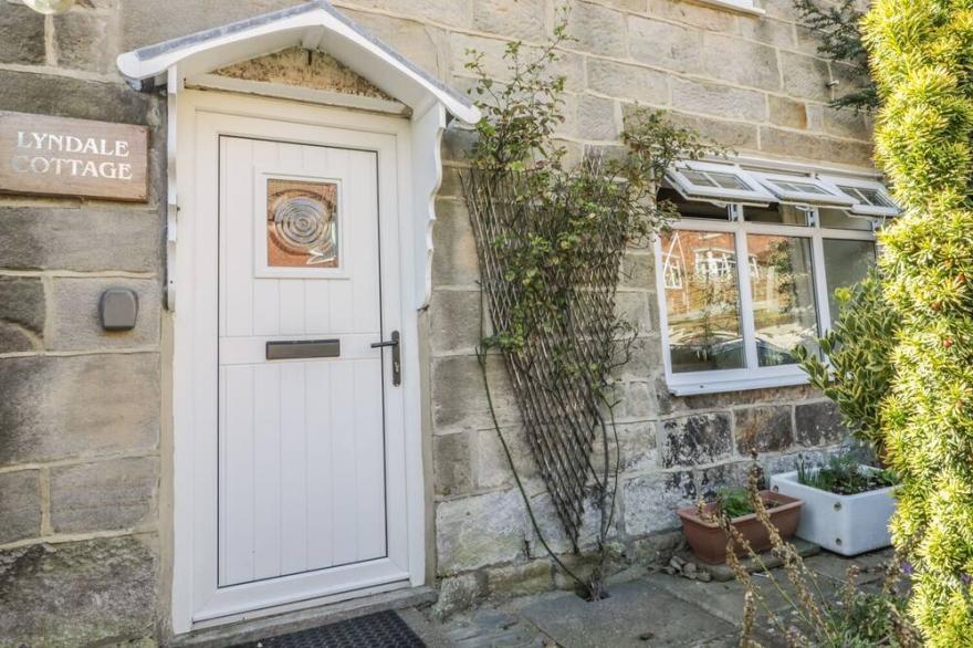 LYNDALE COTTAGE, family friendly, with open fire in Robin Hood’s Bay