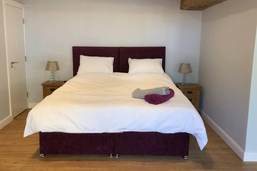 The Granary, 3 bedroom Cottage with hot tub. Wolds Way Cottages