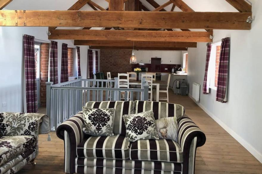 The Granary, 3 bedroom Cottage with hot tub. Wolds Way Cottages